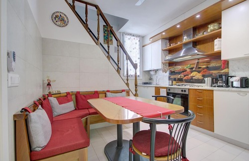 San Polo Apartment | RIALTO MARKET NEW 5pax 3bed 2bath Wifi PowerAircnd