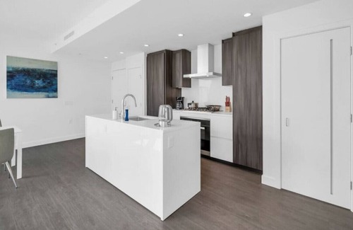 Richmond City Centre Apartment | Richmond Center 1BE+1BA Condo/Gym/Sauna