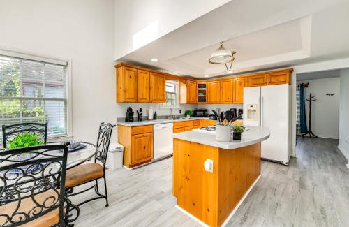 East Highland Park House | Richmond Home with Deck 1 Mi to Richmond Raceway!