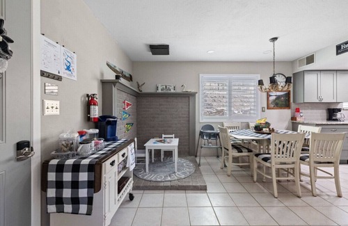 Groveland House | Rick’s Lakehouse Retreat – A Tranquil Getaway by Lake Don Pedro