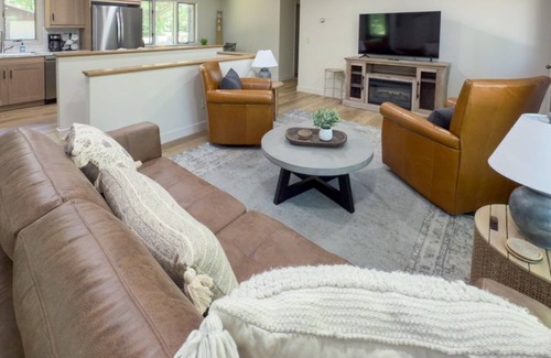 Iron River Cabin | Rider’s Getaway Direct Trail Access +Lakeside Stay