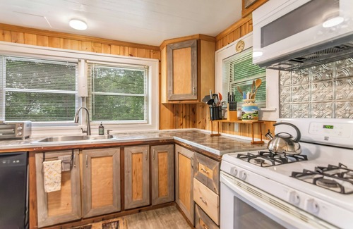 Suches Cabin | Rider’s Retreat in Suches, Pit Stop near Woody gap, fire pit, Views,Dog Friendly