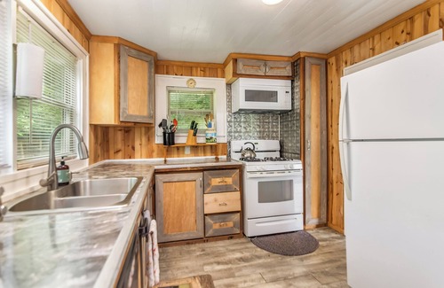 Suches Cabin | Rider’s Retreat in Suches, Pit Stop near Woody gap, fire pit, Views,Dog Friendly