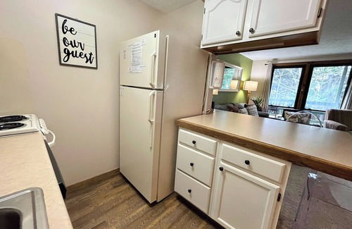 Snowshoe Apartment | Ridgewood 61 - Snowshoe, Short walk to the Powderidge Lift!
