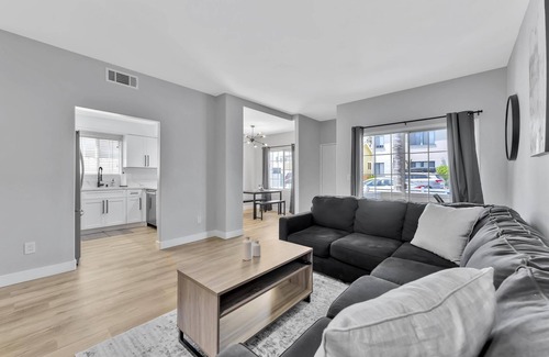 Belmont Shore House | Right By The Sand, Entire 3-Bedroom House In Belmont Shore