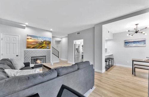 Belmont Shore House | Right By The Sand, Entire 3-Bedroom House In Belmont Shore