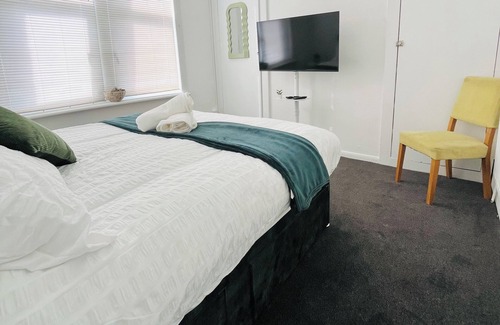 Southsea Apartment | Right in the heart of Portsmouth, less than 10 minutes walk from the beach!