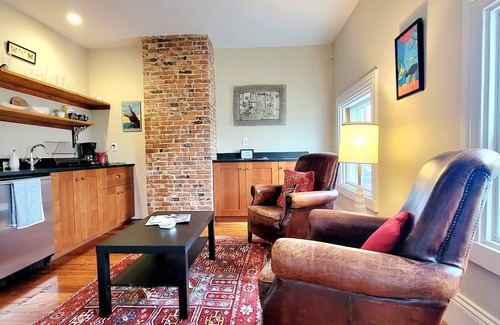 Federal Hill Apartment | Right on Broadway - Sunny, Private Apartment