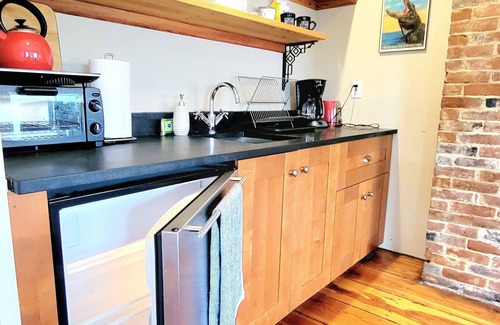 Federal Hill Apartment | Right on Broadway - Sunny, Private Apartment