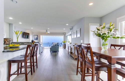 Central Mission Beach Condo | Right On The Beach! Exquisitely Remodeled 3BR/3BA . Perfect For Families.
