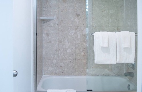 North Beach Hotel | Right on the Beach! Near Ocean Drive & Convention Center! Pool, Beach Towels