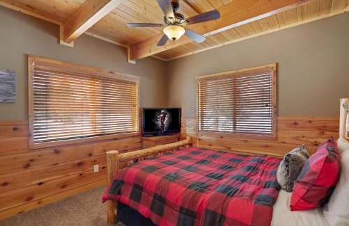 Island Park House | Rimfire Refuge by KABINO Hot Tub Fire Pit Sauna PS3 Grill WiFi Loft
