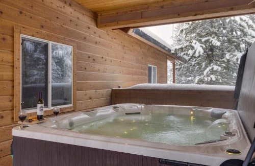 Island Park House | Rimfire Refuge by KABINO Hot Tub Fire Pit Sauna PS3 Grill WiFi Loft