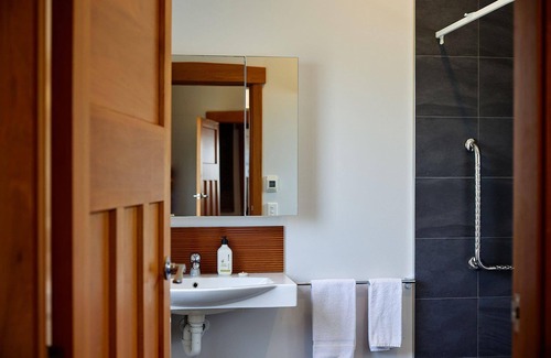 Kaikoura House | Rimu Cottage - Small, Historic Charm