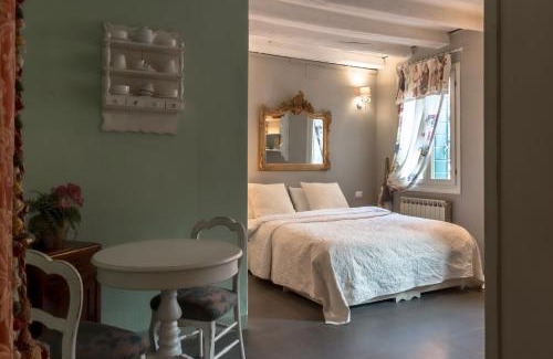 Santa Croce Apartment | Rio Marin with floating gondolas view