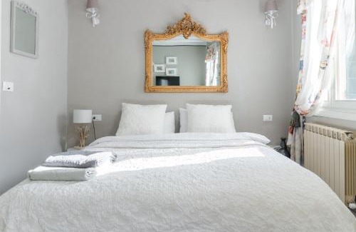 Santa Croce Apartment | Rio Marin with floating gondolas view
