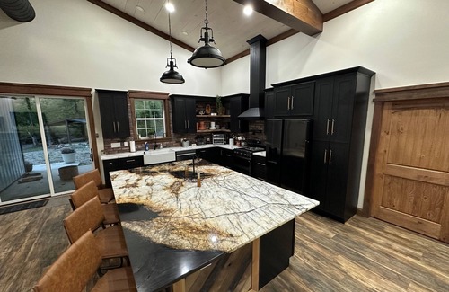 Horse Shoe House | Rippling Waters! 3 BD 2.5 BA Riverfront Home, 8 min. from airport. Sleeps 11.