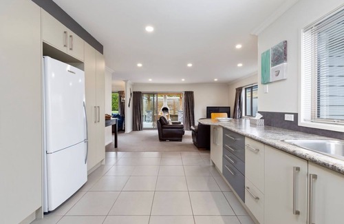 Wharewaka House | Rise and Shine with Hot Tub