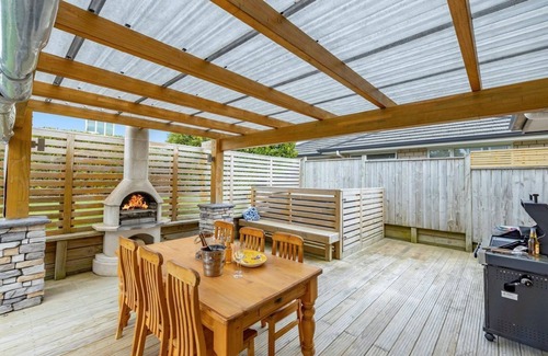 Wharewaka House | Rise and Shine with Hot Tub