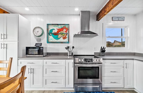 East End House | Rise N Shine: 2 BR Cozy Cottage on Gulf Beaches- Sleeps 7, Pet Friendly!
