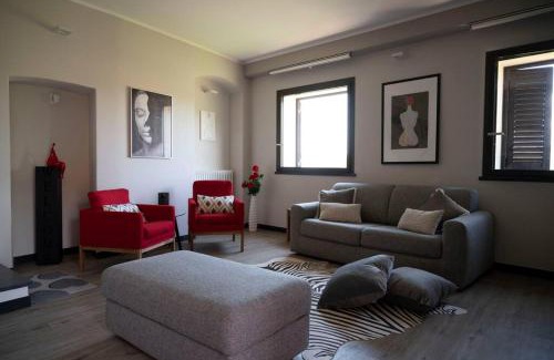 San Terenzo House | Ritratto di Donna