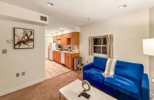Rittenhouse Row Apartment | Rittenhouse 1BD, Sleeps 4, Walk to Square & Shops