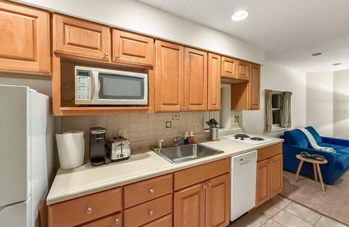 Rittenhouse Row Apartment | Rittenhouse 1BD, Sleeps 4, Walk to Square & Shops