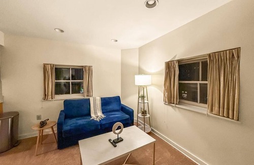 Rittenhouse Row Apartment | Rittenhouse 1BD, Sleeps 4, Walk to Square & Shops
