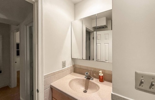 Rittenhouse Row Apartment | Rittenhouse 1BD, Sleeps 4, Walk to Square & Shops