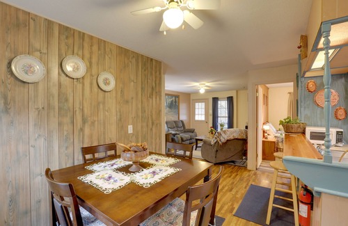 Hot Springs Cabin | River Access & Hot Tub: Cozy Hot Springs Cabin