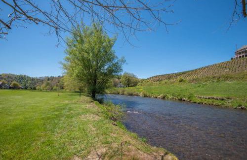 Fleetwood House | River Access, VIEWS, Sleeps 8, Fire Pit