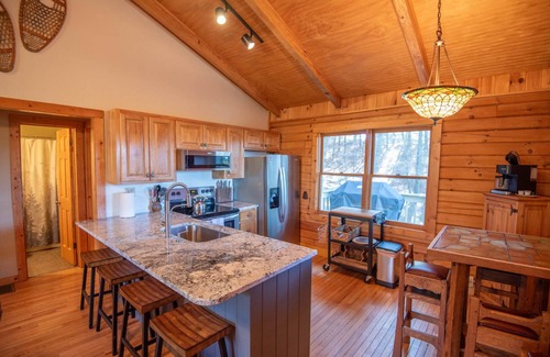 Crumpler Cabin | River Bend Retreat Log Cabin w/Hot Tub, Views & Privacy - Near New River State Park