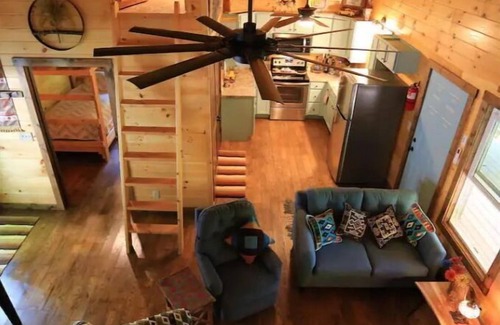 Butler Cabin | River cabin on 45 acres of private mountain land PET FRIENDLY