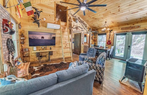 Butler Cabin | River cabin on 45 acres of private mountain land PET FRIENDLY