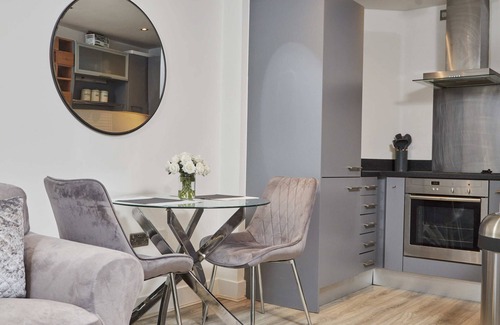 Leeds Apartment | River Canal View & Free Parking!