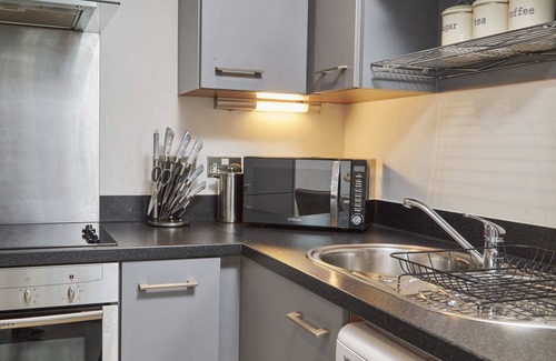 Leeds Apartment | River Canal View & Free Parking!