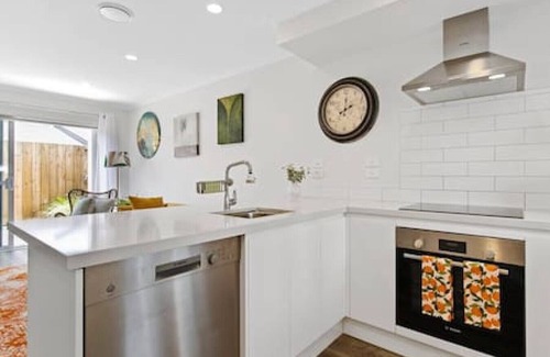 Hamilton House | River City Retreat - Central!