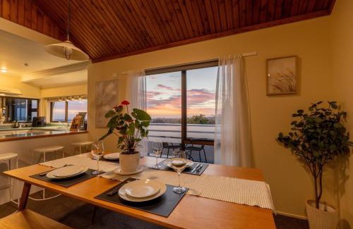 Whanganui House | River City Views With Spa Pool, BBQ & Sky TV
