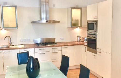 North West Apartment | River Clyde West End Apartment - 2 Bedrooms
