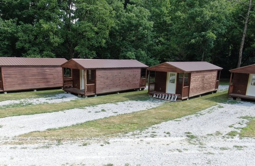 Harrogate Cabin | River Forge Cabin 77 - Cozy and Rustic 1 Bedroom Cabin - Creek Front