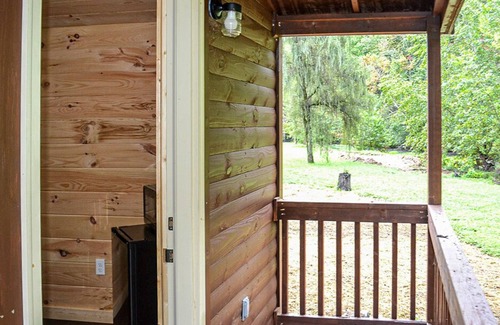 Harrogate Cabin | River Forge Cabin 78 - Cozy and Rustic 1 Bedroom Cabin - Creek Front