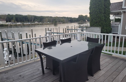 Saint Joseph House | River Front 4-bedroom house with boat dock close to downtown St. Joseph.