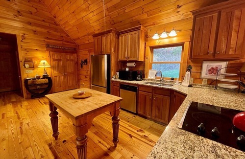 West Jefferson Cabin | River Front Cabin, Private Ponds & Hiking Trail-Located at The Barn on New River