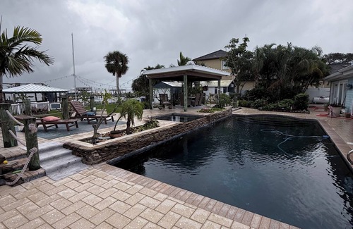 Tropic Apartment | River front Cozy studio with WiFi and AC in enjoyable Melbourne with pool/hottub