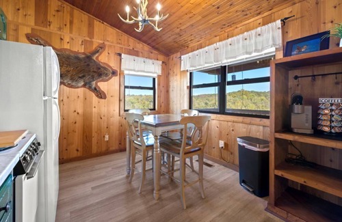 Berryville Cabin | River Front Eagle Cabin Retreat on the Kings River