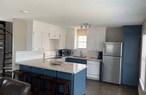 Matagorda House | River Front Fishing Lodge Close to Beach!