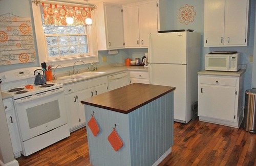 Hot Springs Cottage | River front home, walkable to Hot Springs Spa & downtown - Red Bridge Cottage