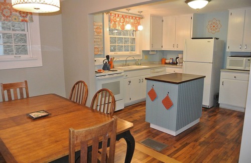 Hot Springs Cottage | River front home, walkable to Hot Springs Spa & downtown - Red Bridge Cottage
