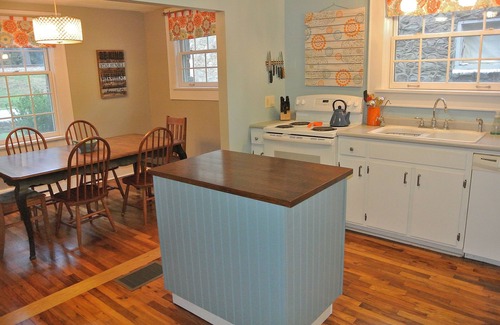 Hot Springs Cottage | River front home, walkable to Hot Springs Spa & downtown - Red Bridge Cottage