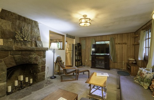 Welches Cabin | River front, hot tub, cozy cabin feel!